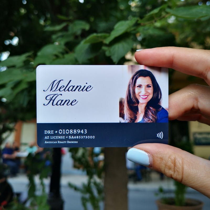 Ανέπαφη επαγγελματική κάρτα για την Melanie Hane, realtor στην California και Arizona. Η μπροστά όψη έχει εκτυπωμένη τη φωτογραφία της με υψηλή ανάλυση ώστε να μην υπάρχουν παραμορφώσεις, καθώς και το όνομά και τον αριθμό αδείας με τις γραμματοσειρές που έχει επιλέξει για το branding της.