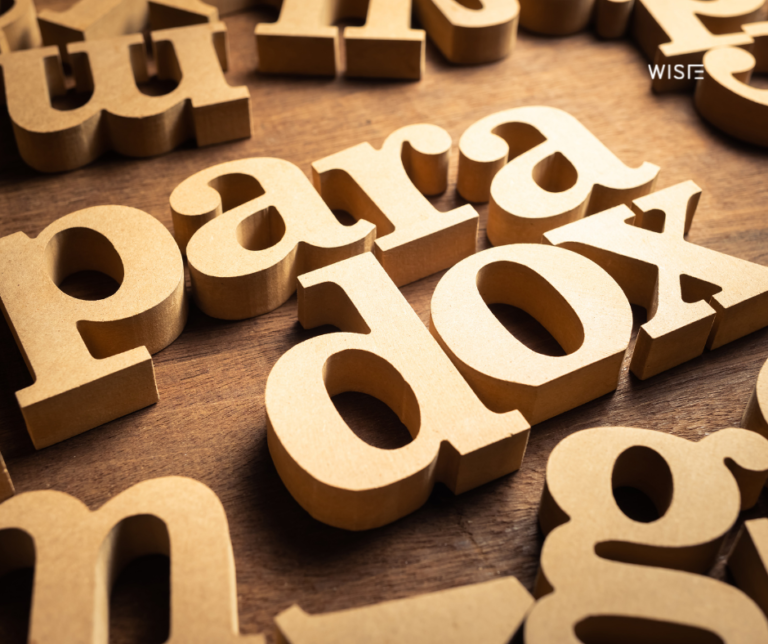Φωτογραφία από τρισδιαστατα ξυλινα γραμματα χυμενα σε μια ξυλινη επιφανεια. Σχηματίζουν τη λέξη παράδοξο στα αγγλικα.